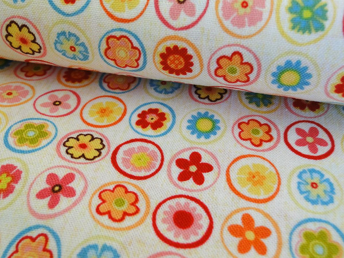 Patchworkstoff von Riley Blake mit kleinen, bunten Blüten  aus der Serie Happy Flappers.